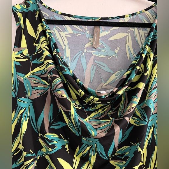 Cowl neck tank with leaf design - Picture 2 of 3